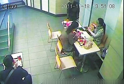 Camera   Woman on Security Camera Catches Woman Being Robbed While Eating At Kfc   In